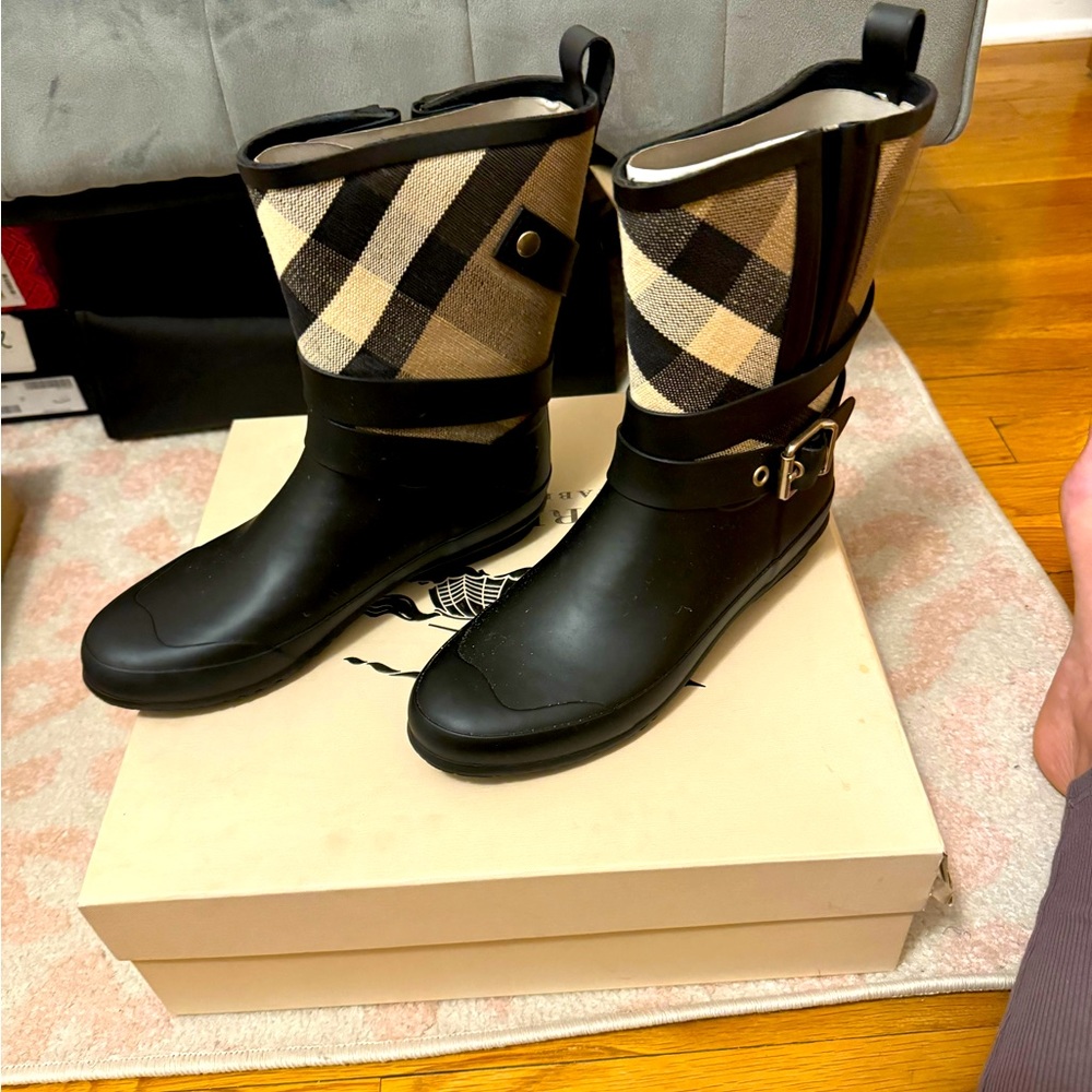 Burberry rain boots in awesome condition. Comes with the box no dustbag. Size 38